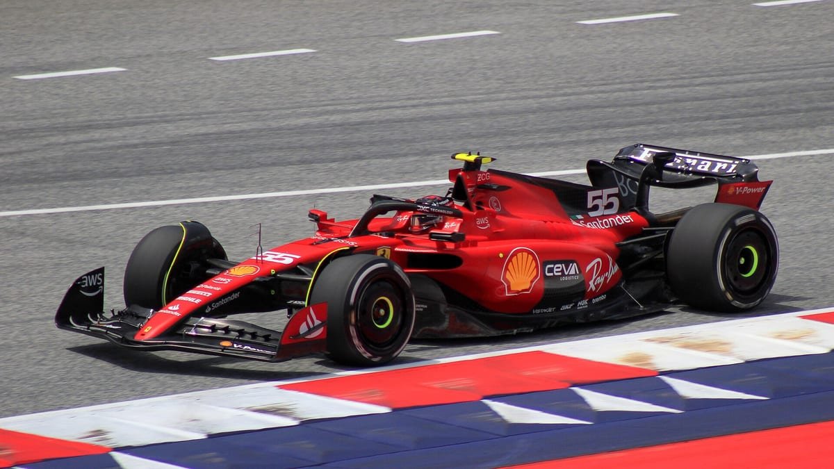 Carro de Fórmula 1 da Ferrari em curva, durante corrida