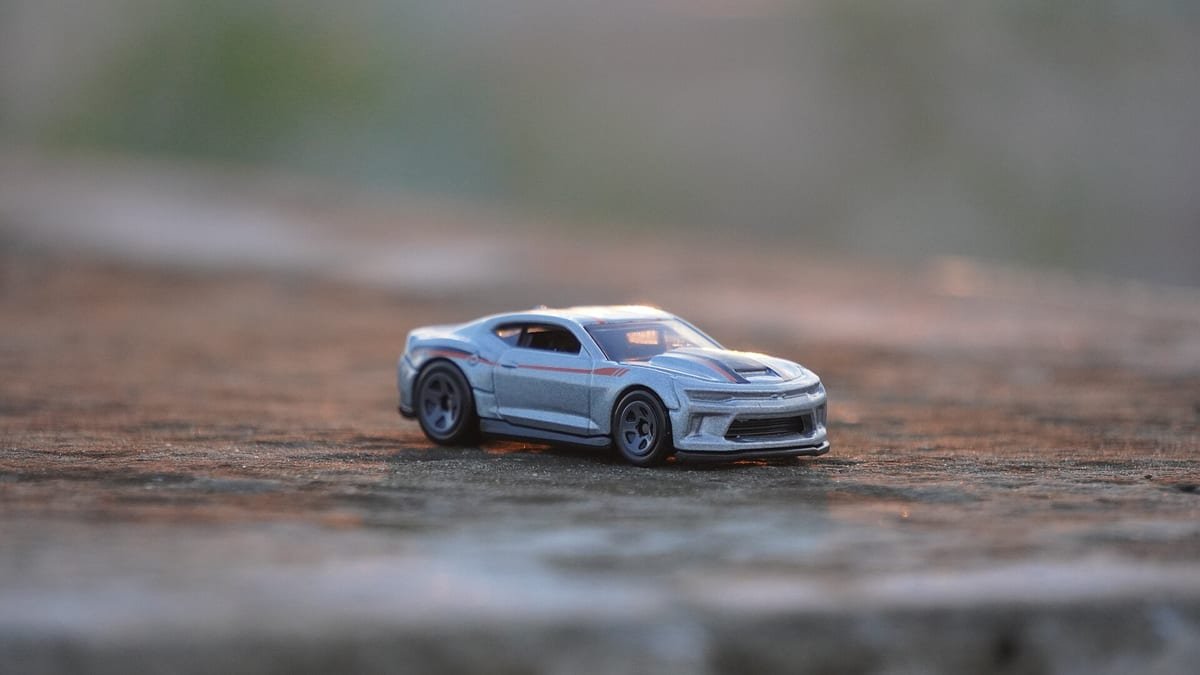 Miniatura Hot Wheels de um Chevrolet Camaro, em metal