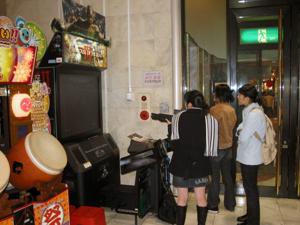 Pessoas jogando videogame em frente a uma televisão