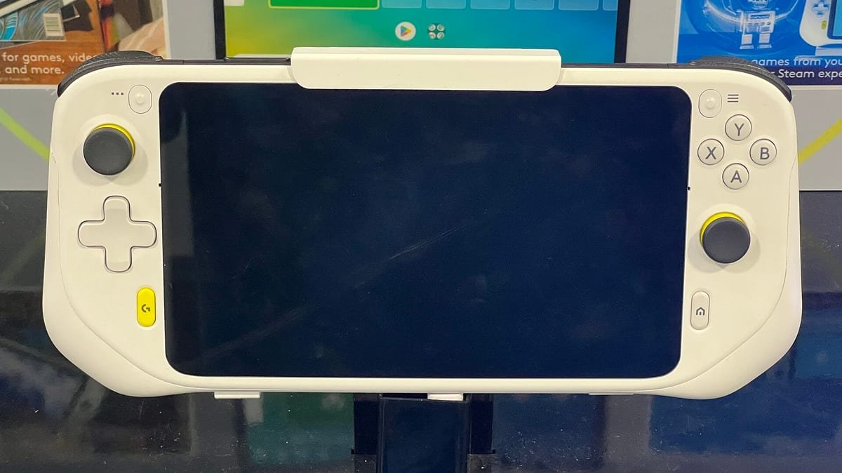Console portátil de jogo em nuvem, com a tela acesa e os controles nas laterais