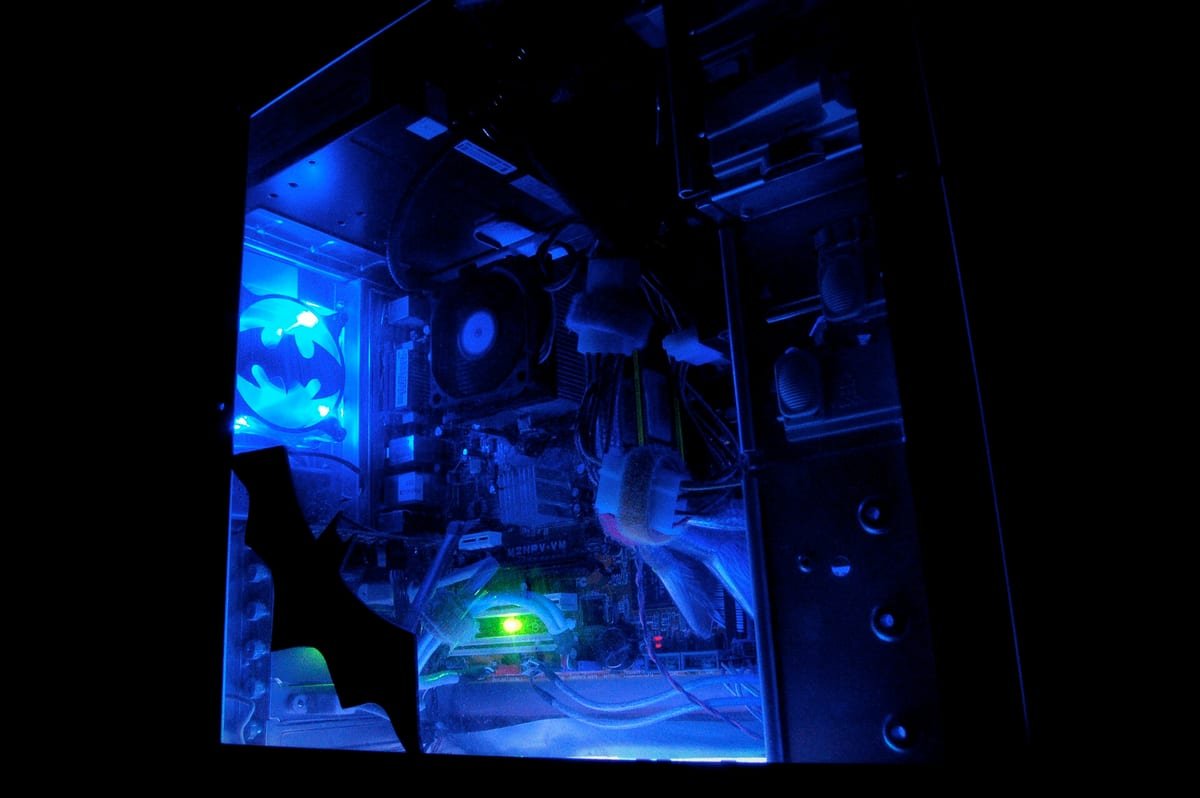 Computador gamer montado, com iluminação interna acesa
