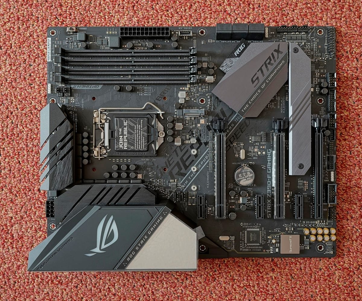 Placa-mãe de PC gamer vista de cima, com dissipadores e conectores