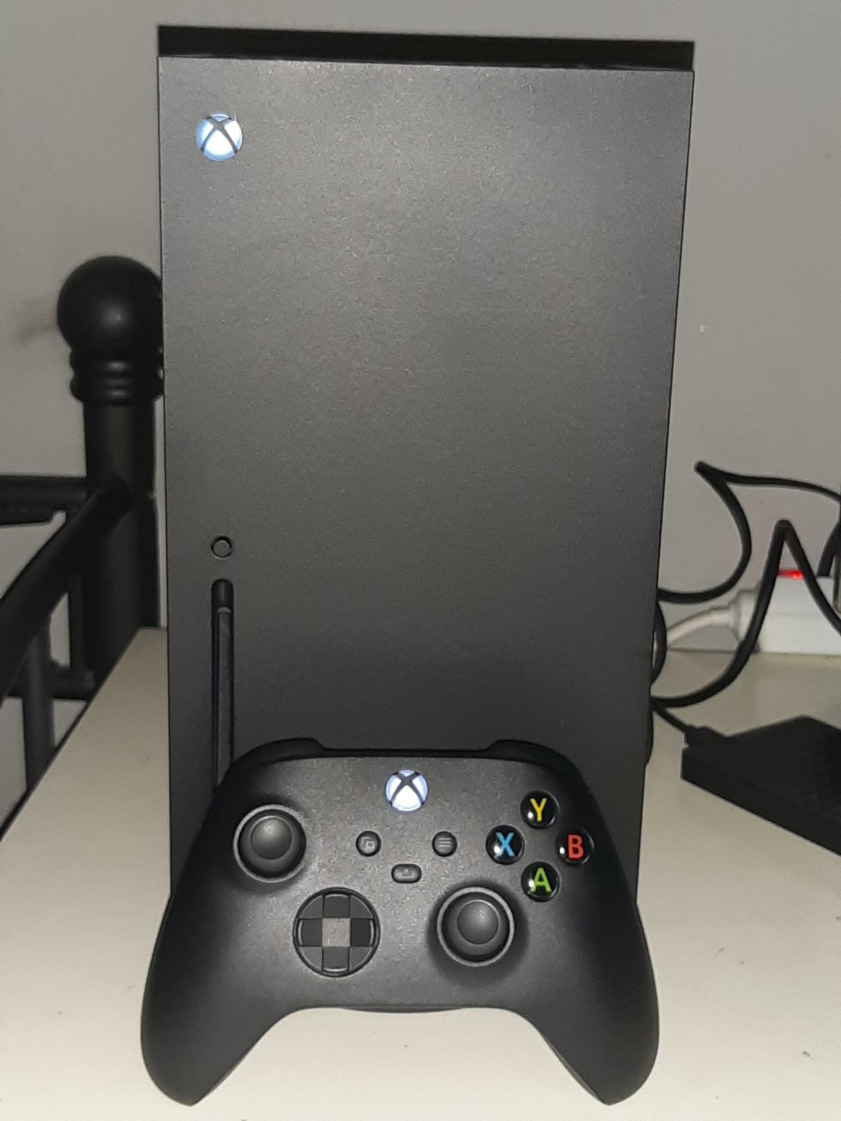 Console Xbox Series X ao lado do controle sem fio
