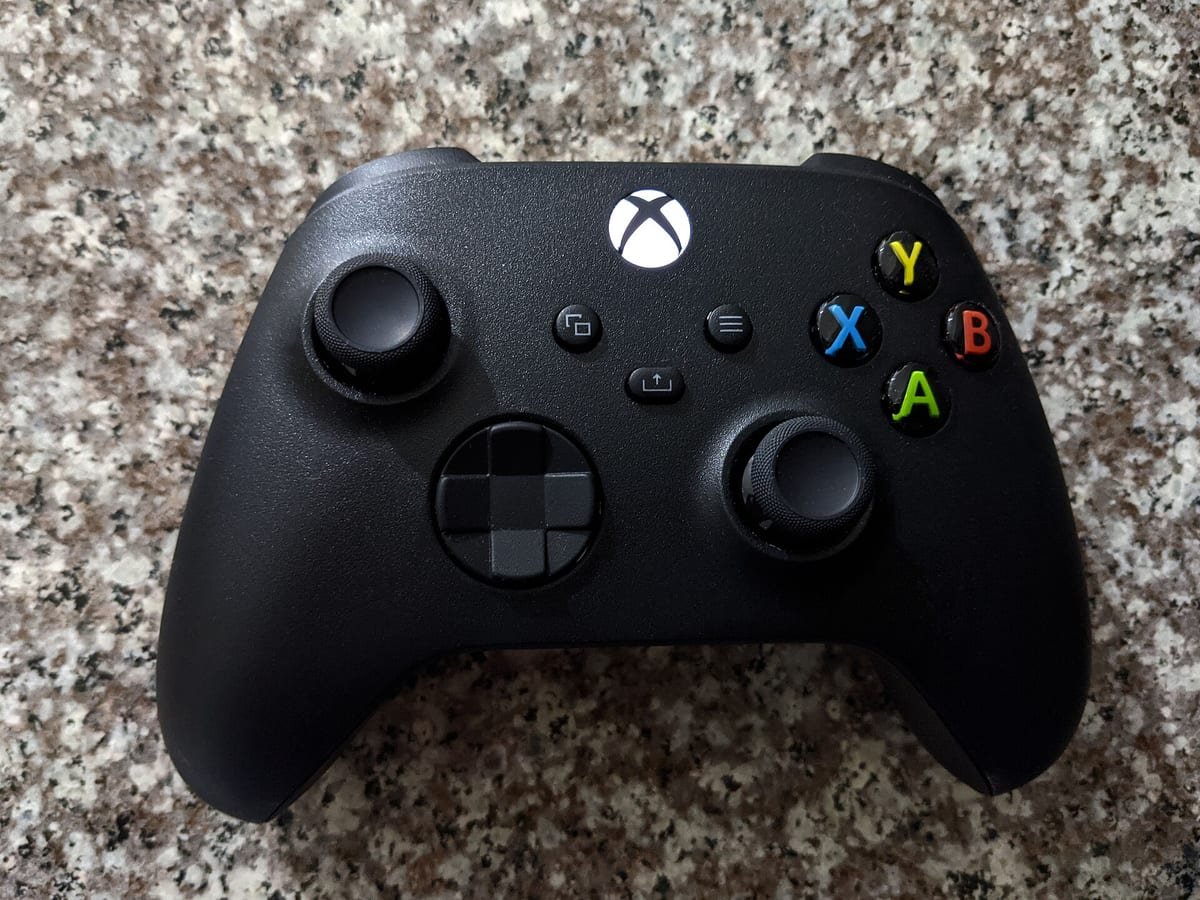 Controle Xbox Series preto sobre fundo claro, visto de cima