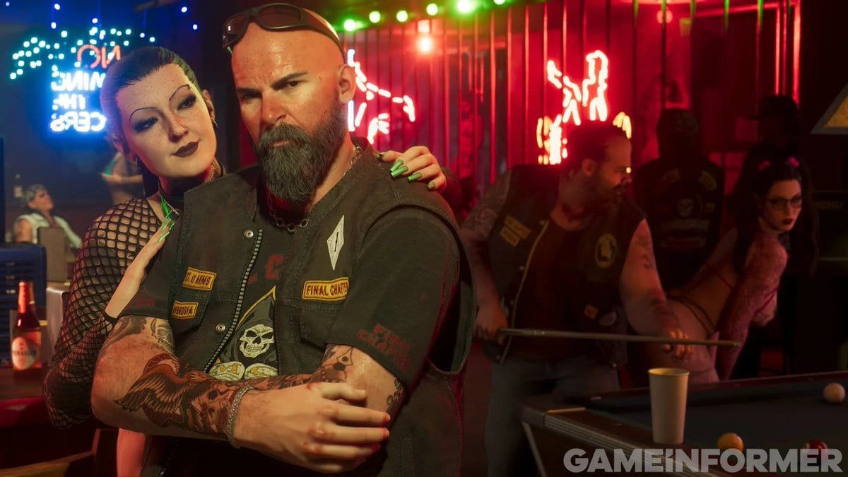 Casal de motoqueiros em um bar de Leonida iluminado por neon, com mesa de sinuca ao fundo