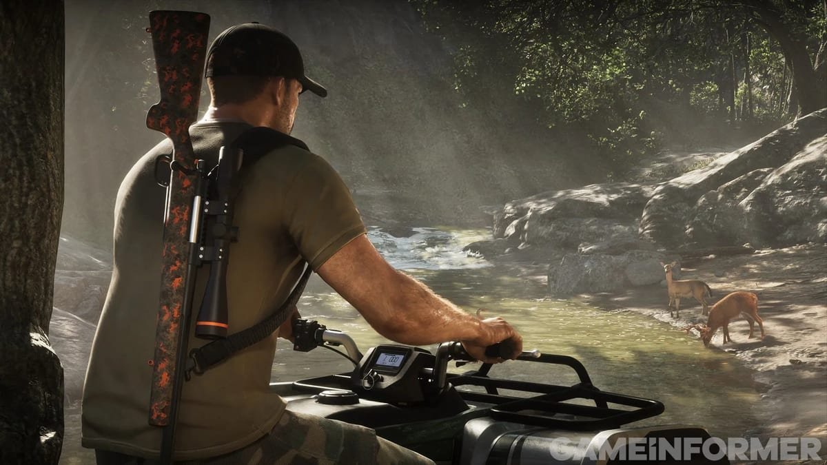 Jason em um quadriciclo, com espingarda nas costas, diante de um riacho onde há cervos bebendo água