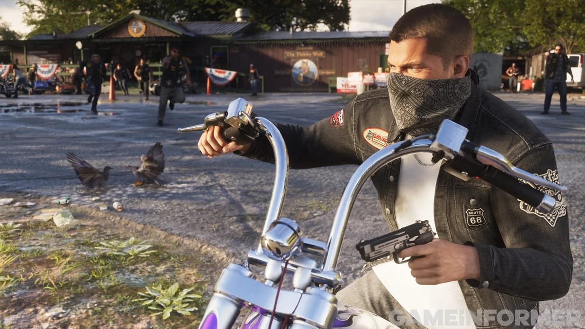 Jason de bandana, em uma moto, em frente a um bar de motoqueiros