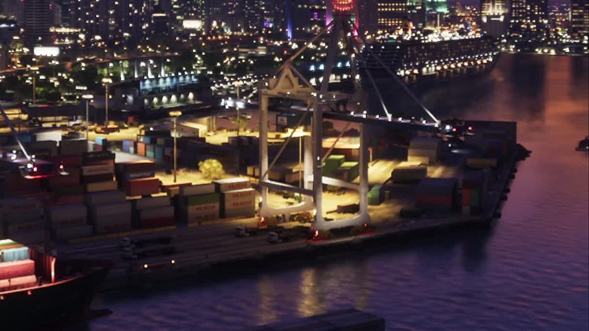 Porto de Vice City à noite, com contêineres empilhados, guindaste e a cidade iluminada ao fundo
