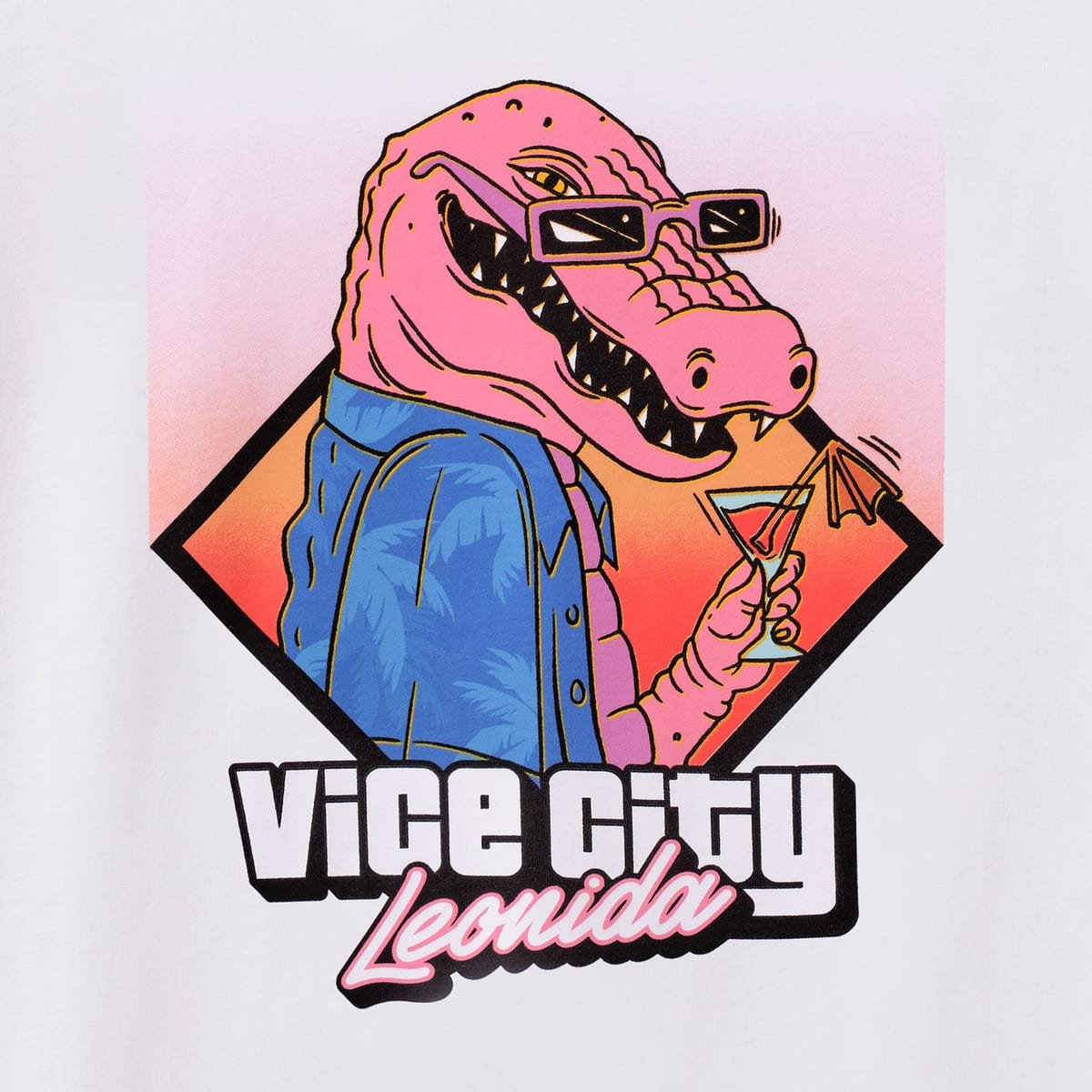 Camiseta branca com a arte do Macca, o Jacaré, e o selo Vice City Leonida