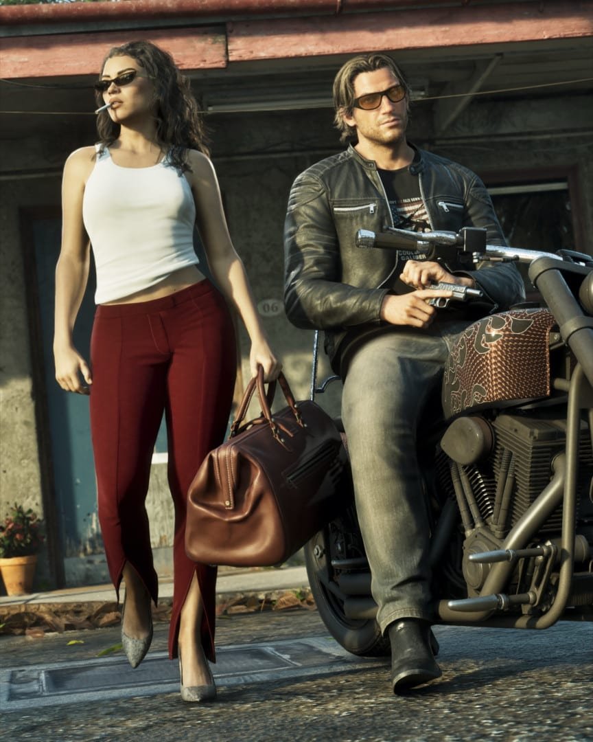 Lucia com bolsa de viagem de couro ao lado de Jason, sentado em uma moto