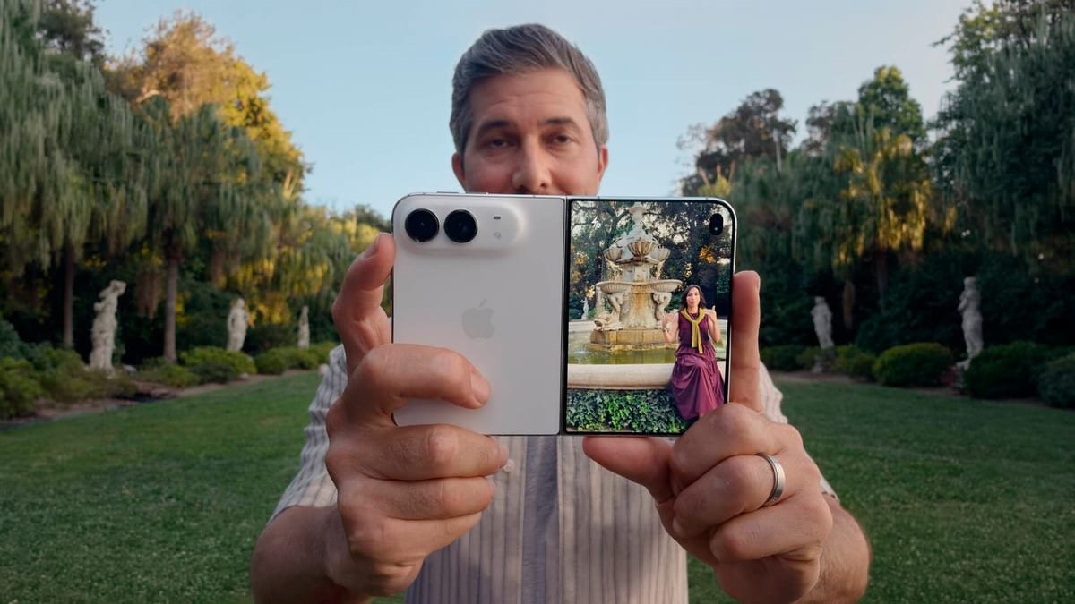 iPhone Duo aberto, segurado com as duas mãos, mostrando a tela interna com uma foto