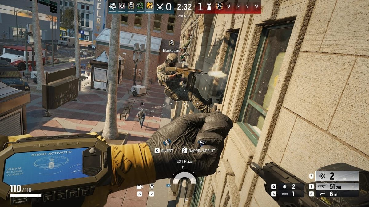 Partida de Rainbow Six Siege em primeira pessoa, com um operador descendo de rapel pela fachada de um prédio